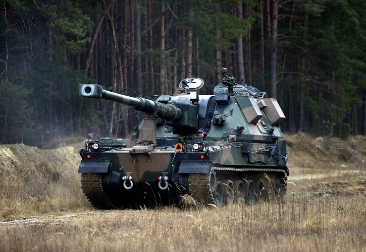 Niestety, polska myśl techniczna (na sowieckiej licencji) okazała się za słaba na działa o tym kalibrze. Podwozie miało liczne wady konstrukcyjne. W pierwszych gotowych wozach stwierdzono mikropęknięcia w podwoziu oraz wady w silniku.<br><br>fot. (dd/zuz) PAP/Darek Delmanowicz