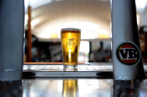 Szklanka piwa produkowanego przez koncern piwowarski Foster. Fot. Carla Gottgens/Bloomberg