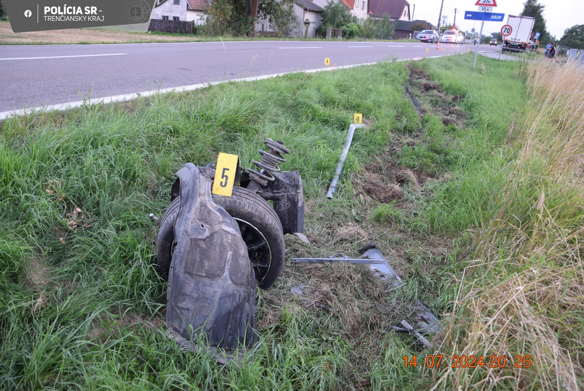 Po zrážke auta s motocyklom odtrhlo na automobile koleso.