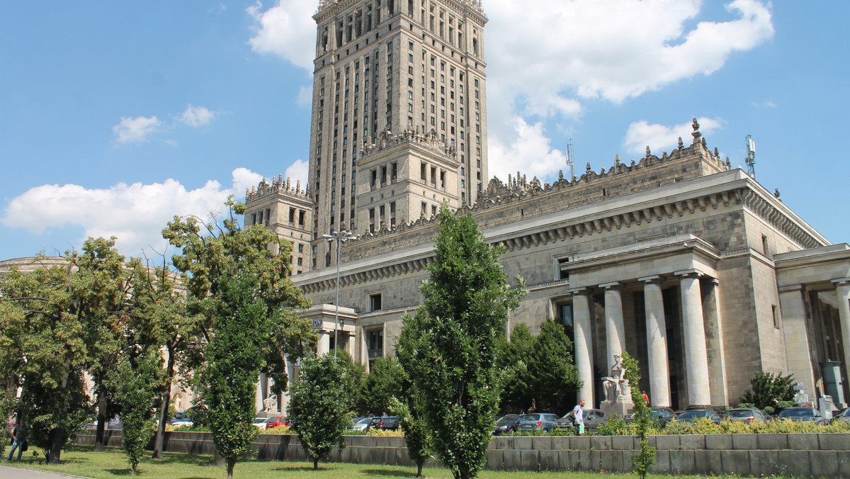 Sąd Dyscyplinarny Izby Adwokackiej w Warszawie tymczasowo zawiesił dziś w czynnościach zawodowych adw. Grzegorza M., podejrzanego o korupcję przy reprywatyzacji nieruchomości w Warszawie i aresztowanego przez wrocławski sąd.