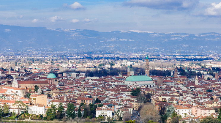 Vicenza tetői megmutatják, hogy micsoda hatalmas potenciál van a terrakotta energiagyűjtó cserepekben. Ez még akkor is igaz, ha kialakításuk kevésbé hatékony, mint a hagyományos napelemeké. Ugyanakkor e technológiát használva a napenergia hasznosításába más, kőnek, betonnak vagy fának látszó anyagok is bevonhatók, és széles körben alkalmazhatók az épületeken. / Fotó: NorthFoto