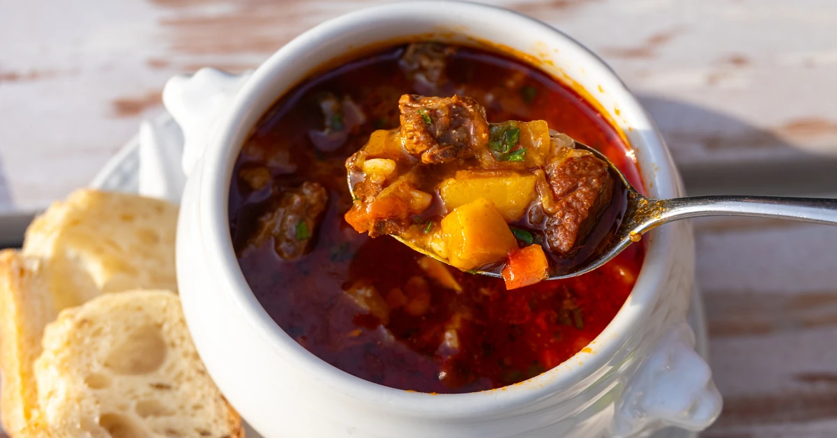 Pyszny obiad na zimowy dzień. Podajemy przepis, Ty gotujesz. Rozgrzewająca gulaszowa