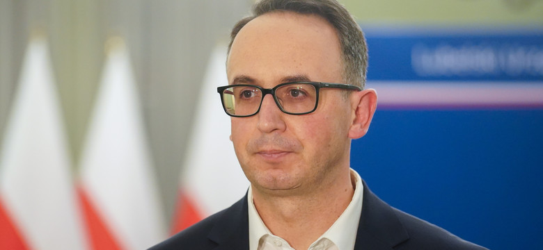 Minister podnosi opłatę paliwową. Przypomnieli jego słowa sprzed lat