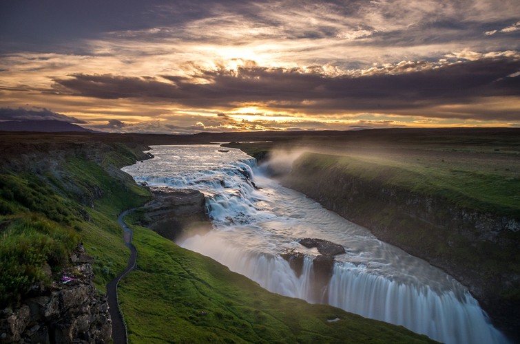 <strong>Wodospad Gullfoss</strong>
<br><br>
Położony w pobliżu Haukadalur stanowi jeden z najpotężniejszych wodospadów na Islandii.