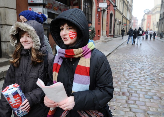 Wolontariuszki Wielkiej Orkiestry Świątecznej Pomocy zbierają pieniądze w Warszawie