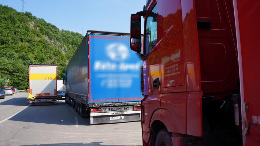 Dok je prosečna plata vozača autobusa 150.000 dinara, vozači kamiona mogu da zarade više od 3.000 evra ako su angažovani za rad u inostranstvu