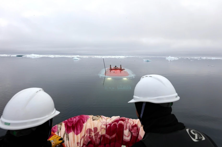 Kineska podmornica Điaolong izlazi na površinu nakon boravka na dnu Arktičkog okeana 27. septembra 2025.