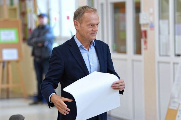 Przewodniczący Rady Europejskiej Donald Tusk głosuje w lokalu wyborczym w Sopocie
