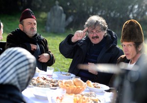 Selo gori a baba se češlja