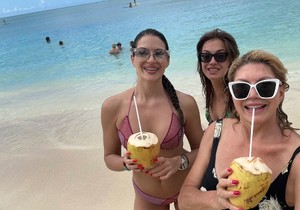 Suzana Mančić sa ćerkama na letovanju