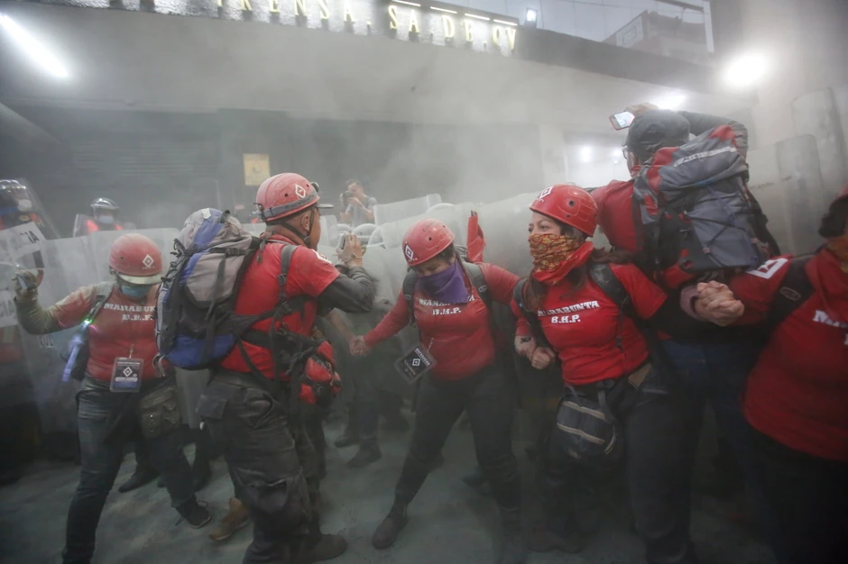 Policija je rasterivala demonstrante suzavcem