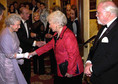 Katie Boyle (wraz z mężem na spotkaniu z królową Elżbietą II i księciem Filipem)