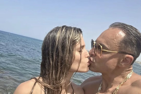 BIVŠI VERENIK JOVANE JEREMIĆ SA DEVOJKOM U STRASTVENOM ZANOSU Aleksandra se skinula u bikini, Dragan sa zlatnom kajlom oko vrata: "Između neba i mora"