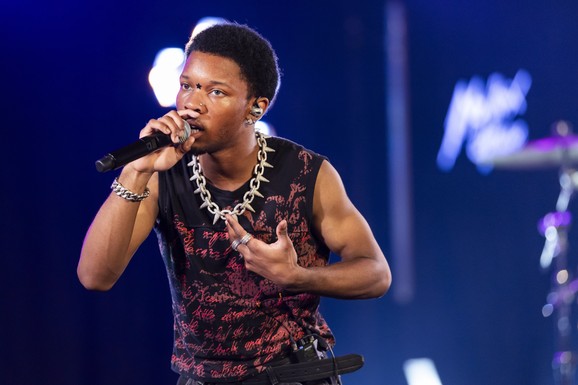 UHAPŠEN POPULARNI PEVAČ ZBOG UBISTVA: Raskomadano telo 14-godišnje devojčice  pronađeno u njegovoj Tesli