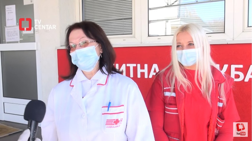 Doktorka i medicinska sestra koje su pristvovale porođaju