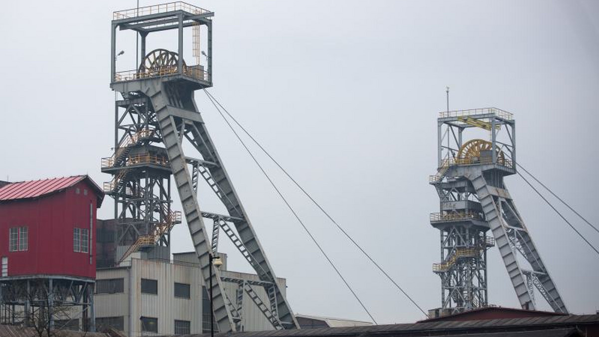 Górnicy boją się, że stracą pracę. W pięciu kopalniach należących do Kompanii Węglowej rozważane jest wstrzymanie wydobycia. Zamknięcie kopalń spowoduje, że 15 tys. górników wyląduje na ulicy - informuje Fakt.pl.