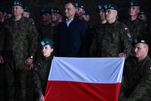 Prezydent Andrzej Duda z polskimi żołnierzami