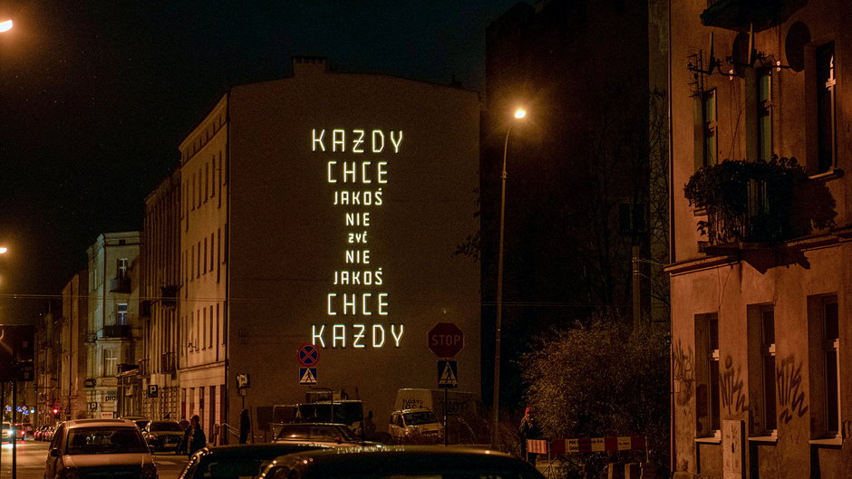 Każdy chce jakoś nie żyć. Nowy neon w Łodzi z cytatem Doroty Masłowskiej.