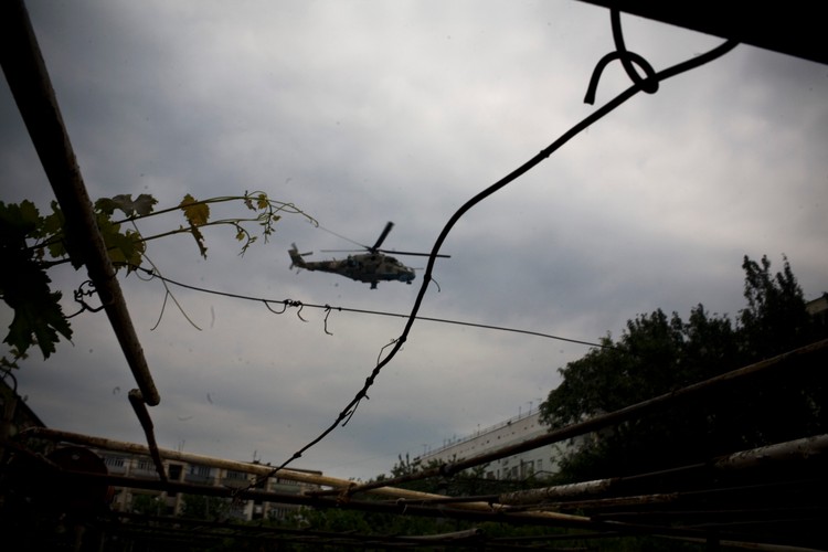 Rosyjski śmigłowiec bojowy przelatuje nad miastem