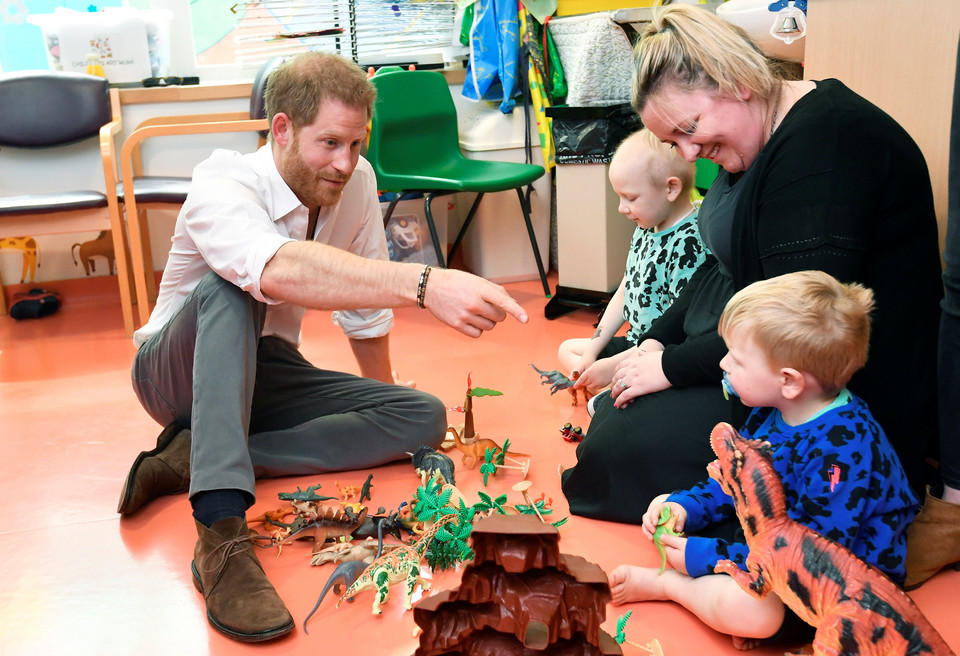 Książę Harry w odwiedzinach u małych pacjentów