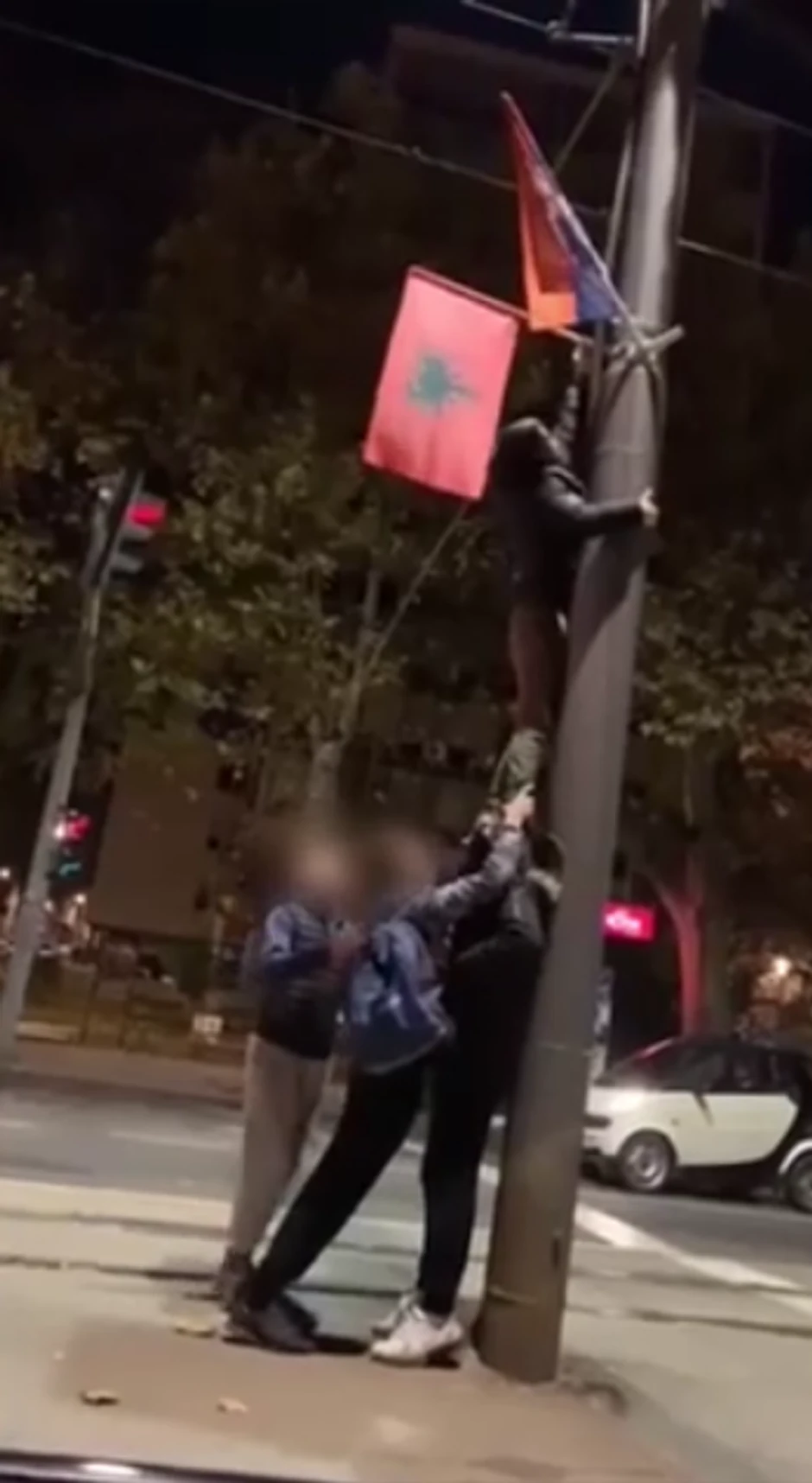 Skidanje albanskih zastava u Beogradu 