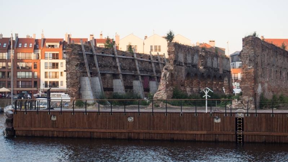 Uroczystym wmurowaniem aktu erekcyjnego rozpoczęto dziś realizację pierwszego etapu zabudowy północnego cypla Wyspy Spichrzów w Gdańsku. W historycznym centrum miasta powstaną m.in. hotel oraz budynki mieszkalne i usługowe.