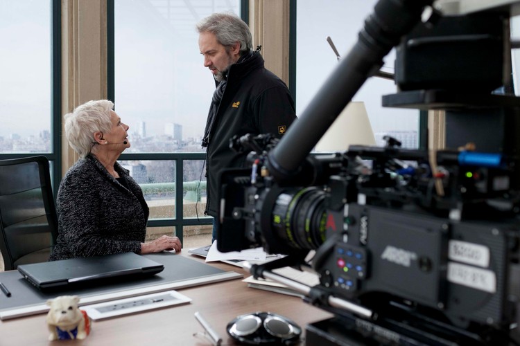 Sam Mendes i Judi Dench na planie 'Skyfall'