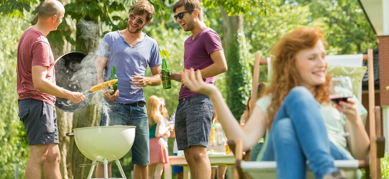 Ten napój wyniszcza wątrobę bardziej niż wódka. Polacy piją po 130 litrów na głowę!