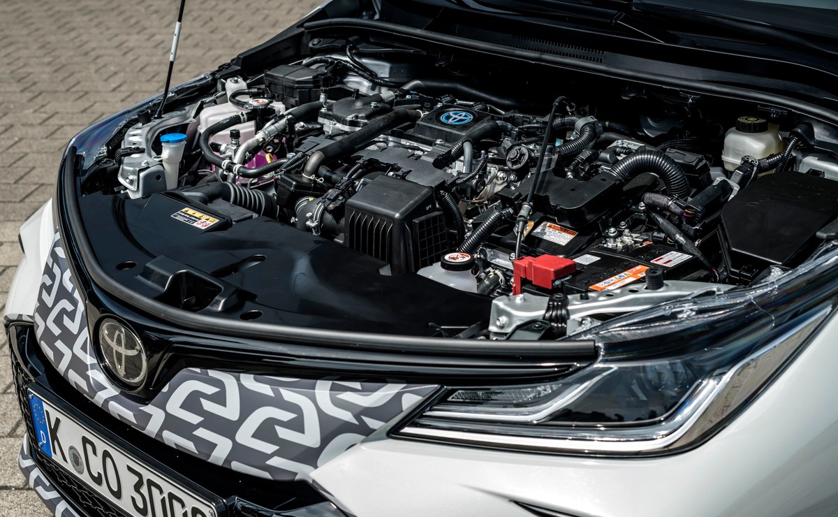 Widok na silnik 1.5 Toyoty Corolli pod maską, wolnossąca jednostka benzynowa produkowana na Dolnym Śląsku