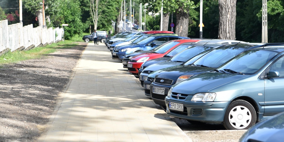 Na ulicy Źródłowej w Łodzi zbudowali nowy chodnik i parking dla kilkunastu aut