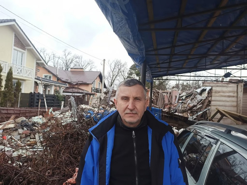 Wołodymyr Juchymczuk obok ruin swojego domu w Irpieniu, na przedmieściach obwodu kijowskiego. 4 marca 2022 r. rosyjski odrzutowiec wystrzelił w niego rakietę, gdy Wołodymyr był w środku