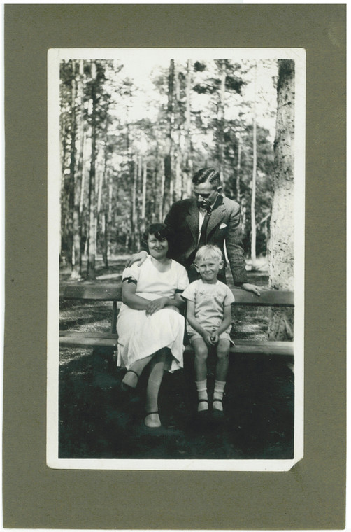Mały Tadeusz Lutoborski z rodzicami na początku lat 30.