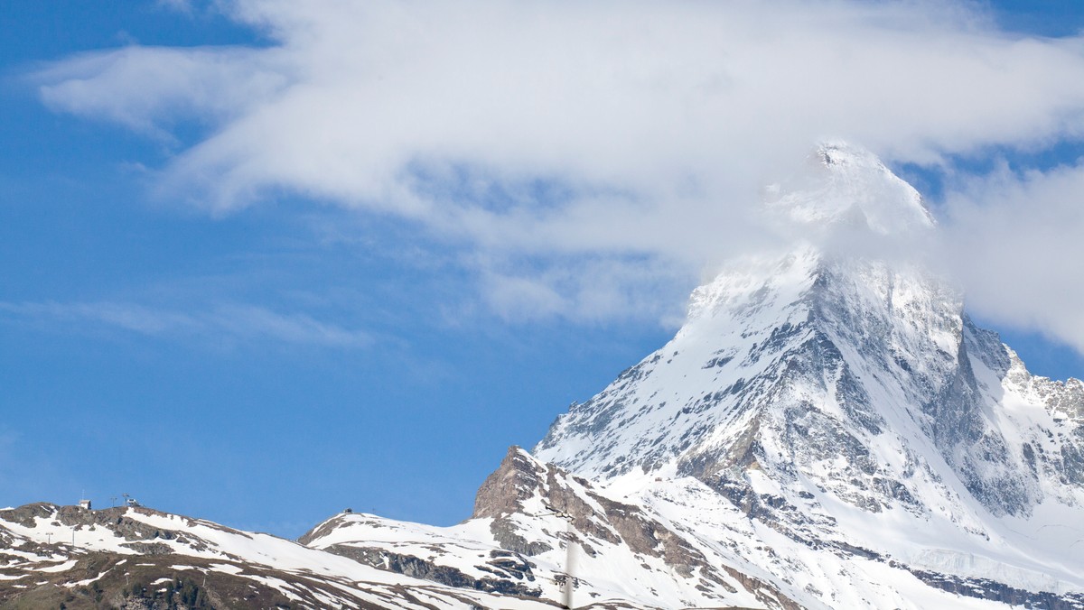 Estoński turysta gościł we włoskim ośrodku Breuil-Cervinia w Alpach Penińskich. Zmęczony spożytym alkoholem postanowił odpocząć w hotelu. Pomylił jednak drogę i ruszył na szczyt - podaje "The Independent".