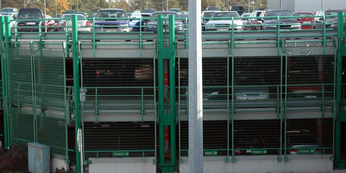 Najbardziej korzystne cenowo są parkingi w portach lotniczych w Gdańsku, Poznaniu, Olsztynie oraz Pyrzowicach. Za siedmiodniowy postój naszego samochodu zapłacimy tam średnio 53 zł, przy czym ceny wahają się tam od 39 zł do 69 zł. 