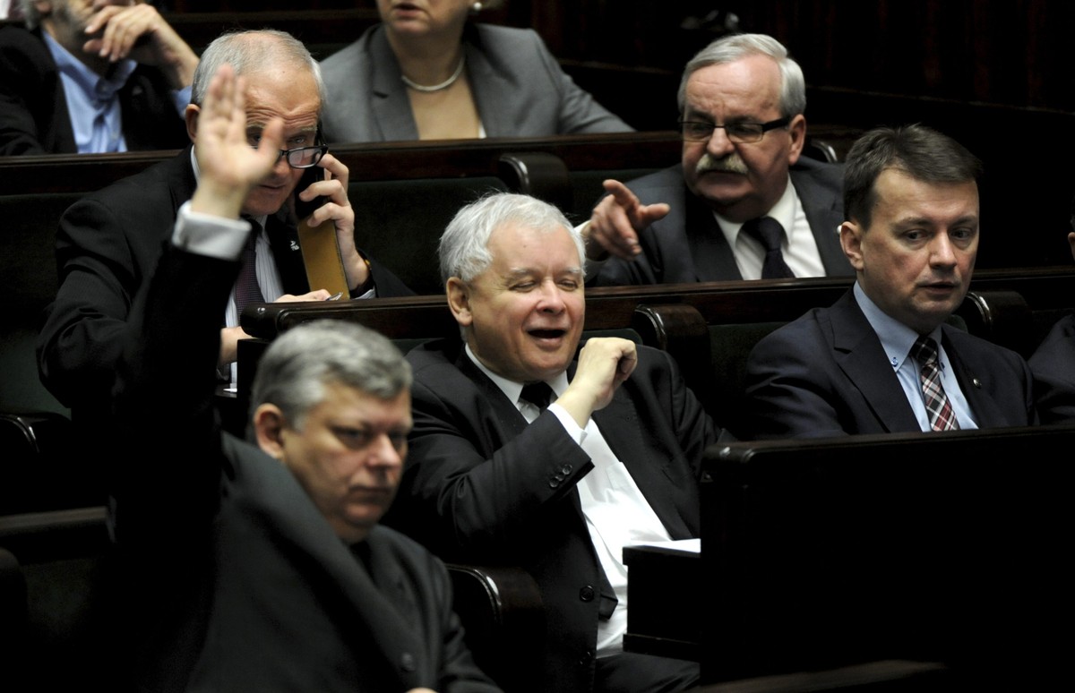 Jarosław Kaczyński i posłowie PiS w ławach sejmowych