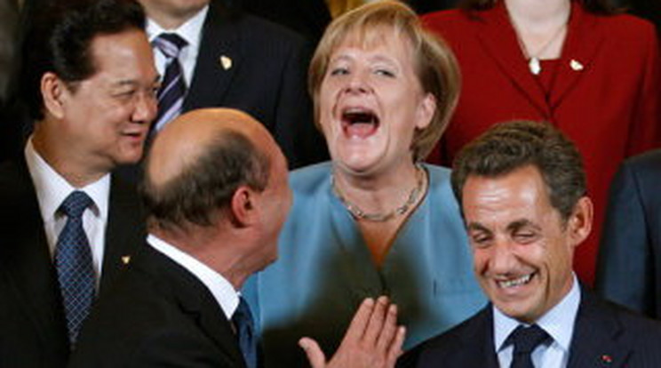 Röhögőgörcsöt kapott Merkel