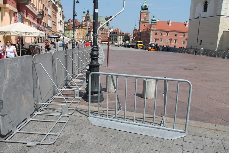 Plac Zamkowy i Krakowskie Przedmieście zostały ogrodzone barierkami