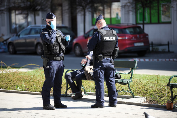 Policja i mandaty w dobie koronawirusa. Prawnicy wyjaśniają i radzą