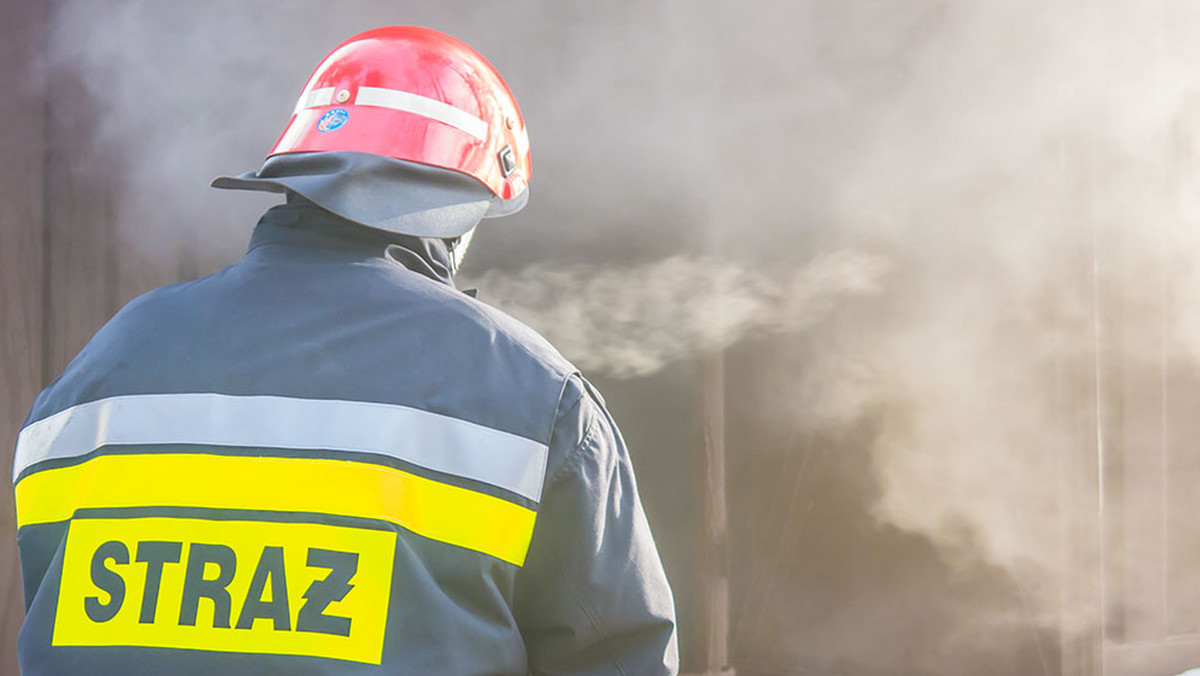 Na ostatnim piętrze jednego z nowych bloków przy ulicy Tęczowej we Wrocławiu wybuchł dziś pożar, który gęstym dymem zasnuł niebo nad miastem. Straż pożarna ugasiła już ogień - informuje TVN24.