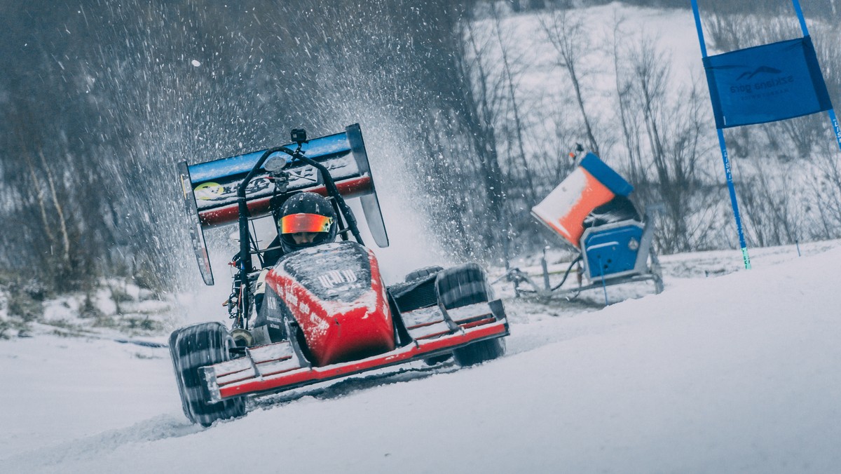 Bolid AGH Racing podczas zmagań na stoku narciarskim w Harbutowicach