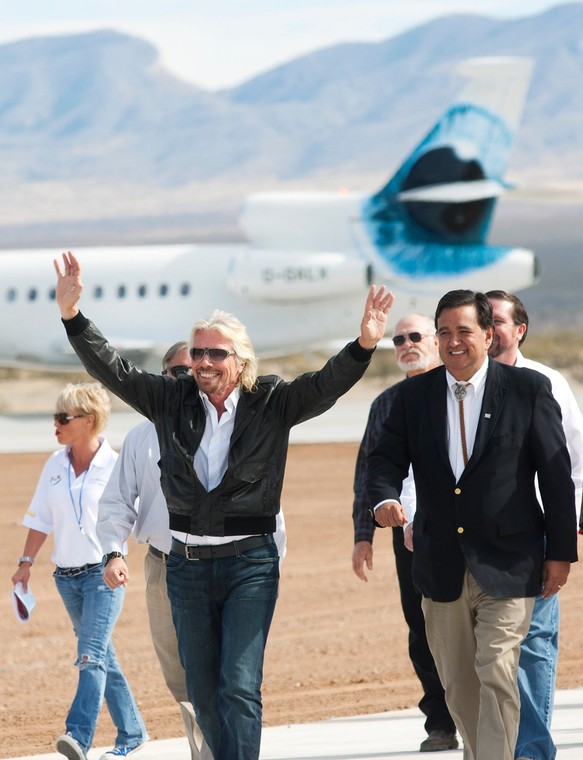 Richard Branson podczas otwarcia pasa startowego Virgin Galactic Spaceport America