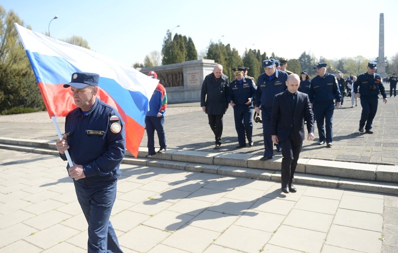 Uczestnicy rosyjskiego rajdu samochodowego 'Drogami Chwały'