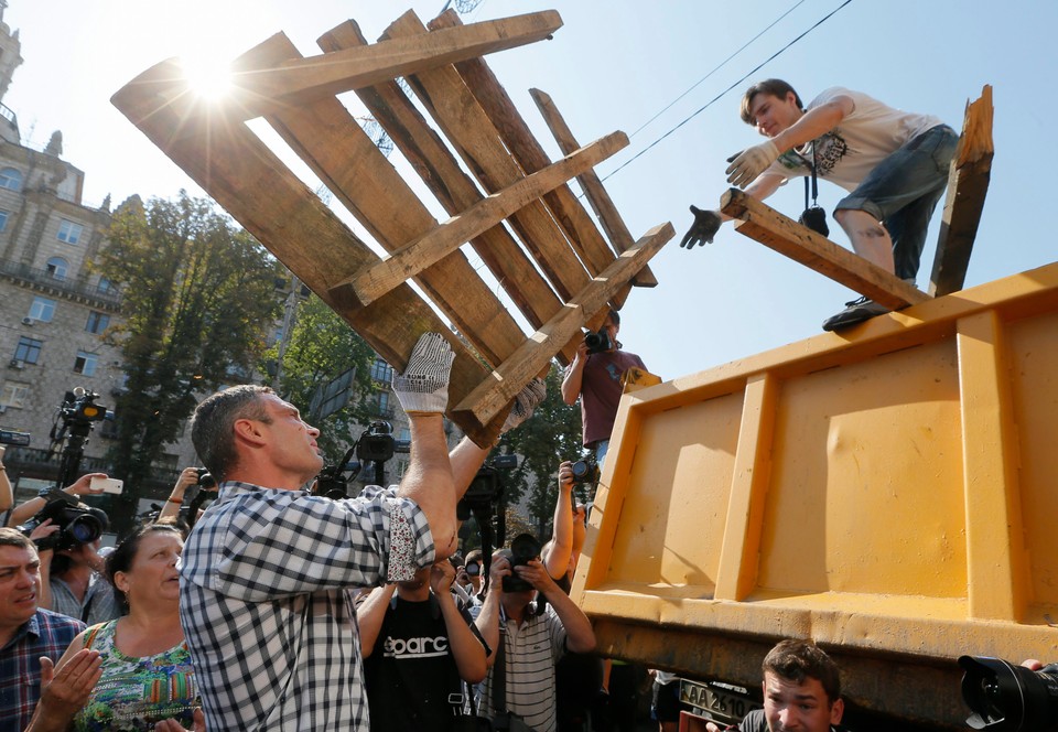 UKRAINE CRISIS  (Ukrainians clean the Maydan.)