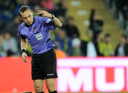 Po meczu z Realem Madryt kibice Manchesteru United grożą sędziemu