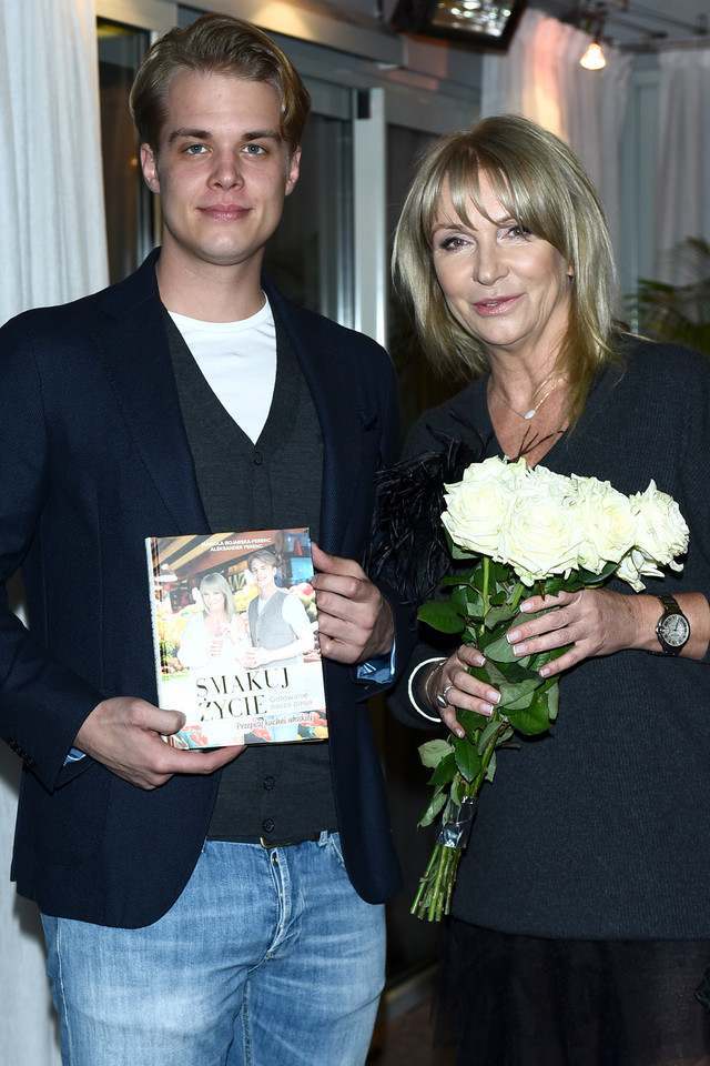 Mariola Bojarska-Ferenc z synem Aleksandrem na premierze książki "Posmakuj życie"