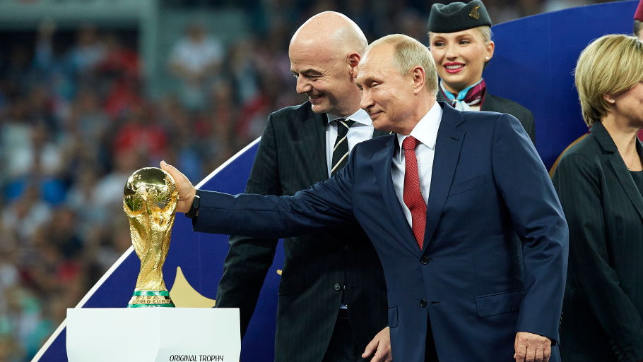 Gianni Infantino i Władimir Putin podczas przed dekoracją zwycięzców mistrzostw świata w piłce nożnej w Rosji (15.07.2018)