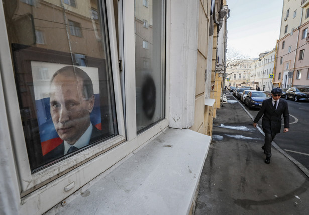 Moskwa, portret Władimira Putina w oknie EPA/YURI KOCHETKOV Dostawca: PAP/EPA.