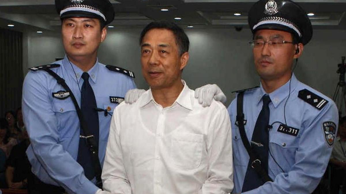 Bo Xilai w drodze do sądu 