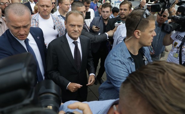 Donald Tusk w drodze do Prokuratury Krajowej