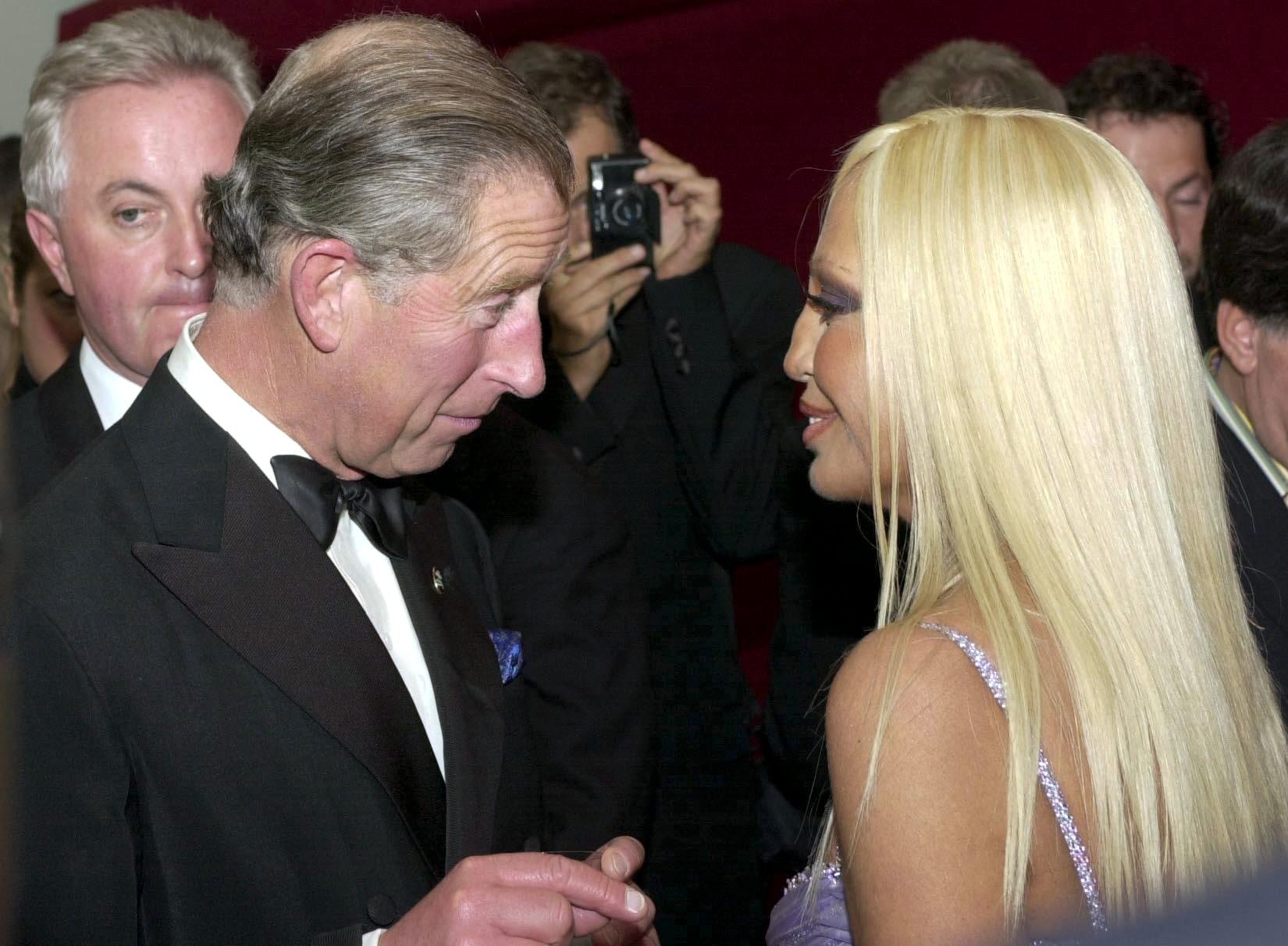 Kráľ Karol III. a módna návrhárka a podnikateľka Donatella Versace.